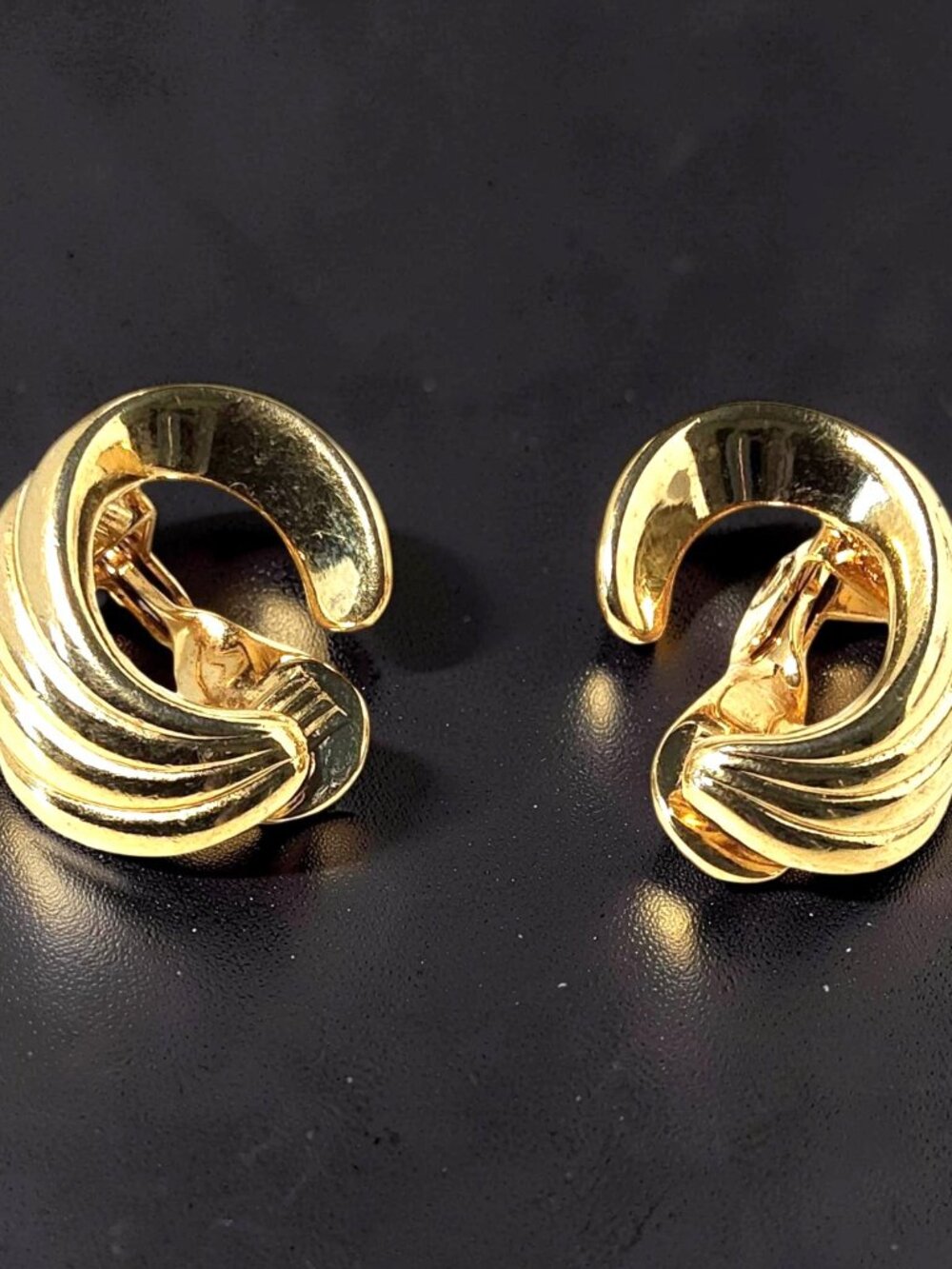 Vintage Monet Gold-Tone Swan Textured Curved Band Open Circular Design Clip-on E
